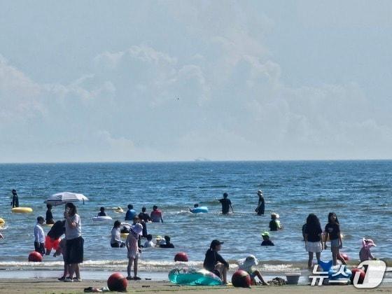 본문 이미지 - 24일 오후 부산 다대포 해수욕장을 찾은 피서객들이 물놀이를 즐기고 있다. 2025.8.24. ⓒ 뉴스1 박민석 기자