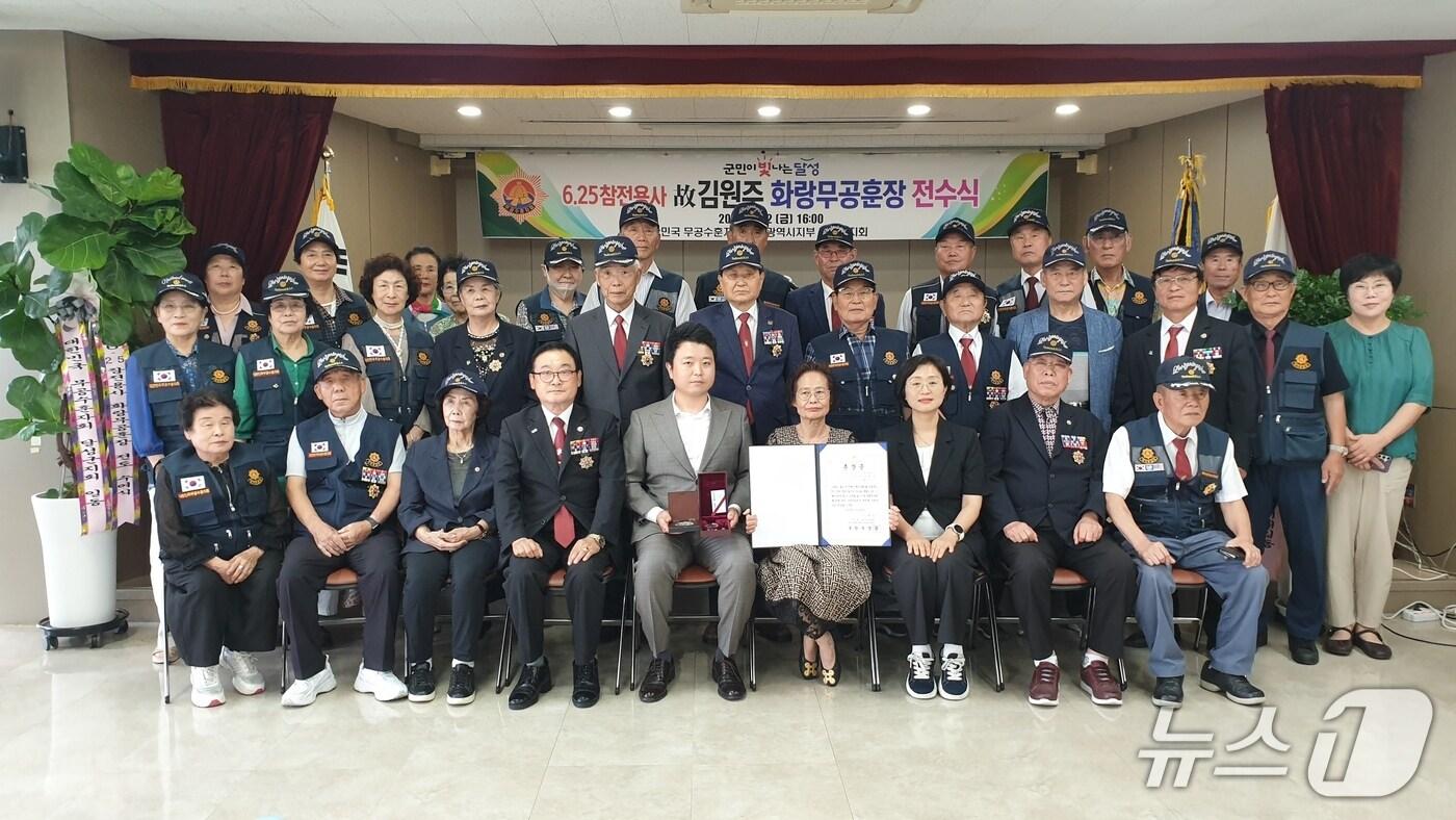 대구 달성군은 고(故) 김원중 하사 유가족에게 화랑무공훈장을 전수하고 기념 사진을 촬영했다.(대구 달성군 제공.재판매 및 DB 금지)