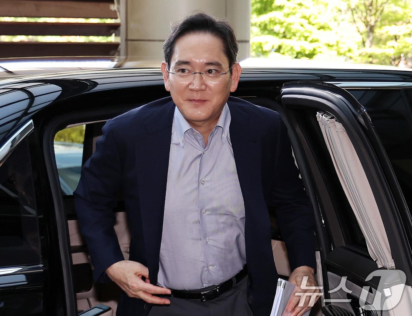 본문 이미지 - 이재용 삼성전자 회장이 24일 오후 서울 강서구 김포비즈니스항공센터에서 한미 정상회담 경제사절단 동행을 위해 미국으로 출국하고 있다. 2025.8.24/뉴스1 ⓒ News1 구윤성 기자