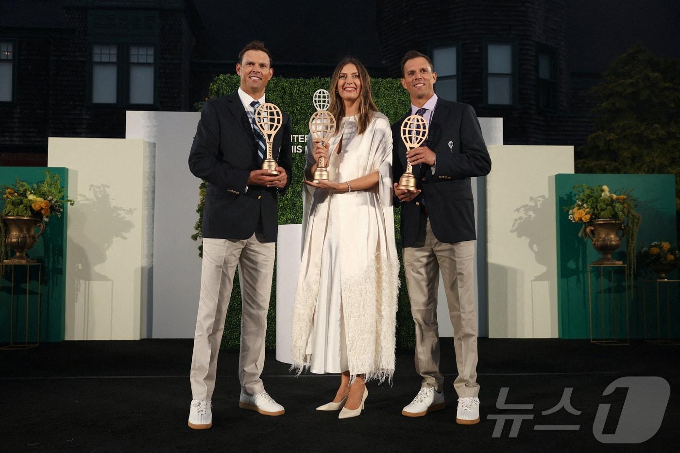 테니스 명예의 전당에 헌액된 샤라포바&#40;가운데&#41;와 브라이언 형제.ⓒ 로이터=뉴스1