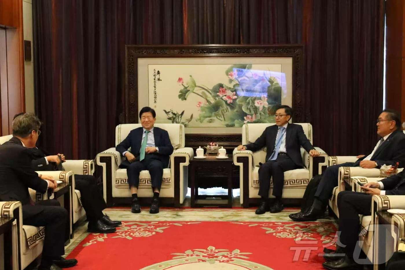 박병석 전 국회의장을 단장으로 하는 중국 특사단이 24일 오후 베이징 서우두공항에 도착했다. 중국 측에선 천사오춘 외교부 부사장&#40;부국장&#41;이 공항에서 우리 특사단을 영접했다. &#40;주중한국대사관 제공&#41; ⓒ News1 정은지 특파원