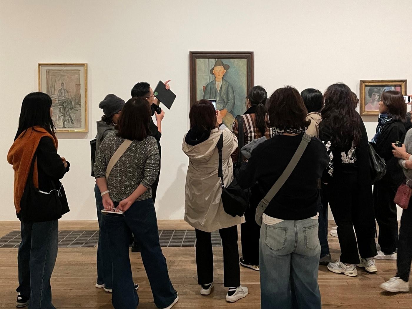 본문 이미지 - 롯데문화센터 아트 투어에 참가한 고객들이 전시회를 구경하고 있다.(롯데백화점 제공)