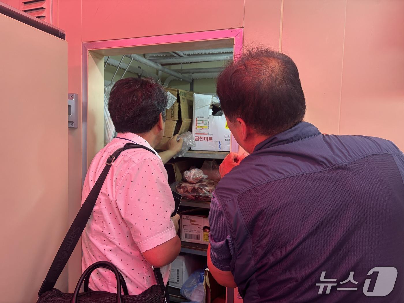 본문 이미지 - 휴가철 축산물 원산지 표시 점검 활동.&#40;국립농산물품질관리원 강원지원 제공. 재판매 및 DB금지&#41;/뉴스1