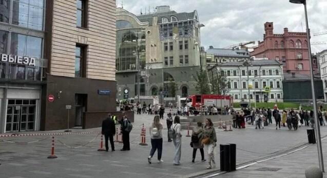 본문 이미지 - 24일(현지시간) 러시아 모스크바의 한 유명 장난감 가게인 '데츠키 미르'에서 발생한 가스 실린더 폭팔 사고 현장. <출처=리아노보스티 기사 갈무리>