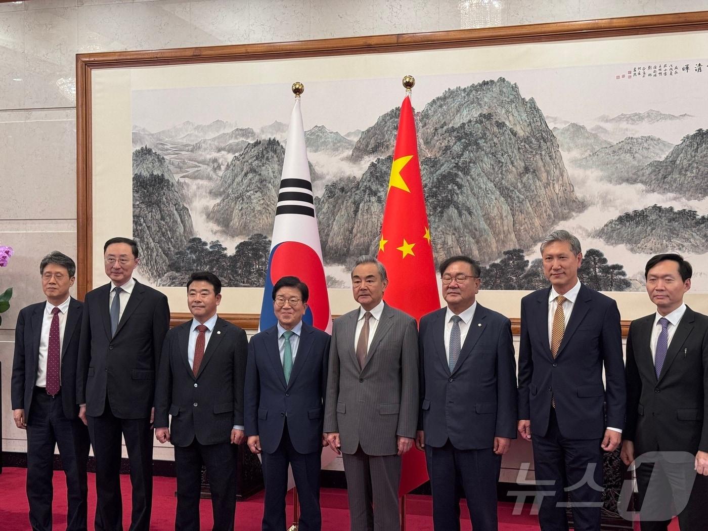 본문 이미지 - 지난해 8월 24일 박병석 전 국회의장을 단장으로 하는 대통령 특사단이 베이징 댜오위타이 국빈관에서 왕이 외교부장과 만났다. 사진 왼쪽 2번째가 쑨웨이둥 중국 외교부 부부장이다. (베이징특파원 공동취재단) ⓒ 뉴스1 정은지 특파원