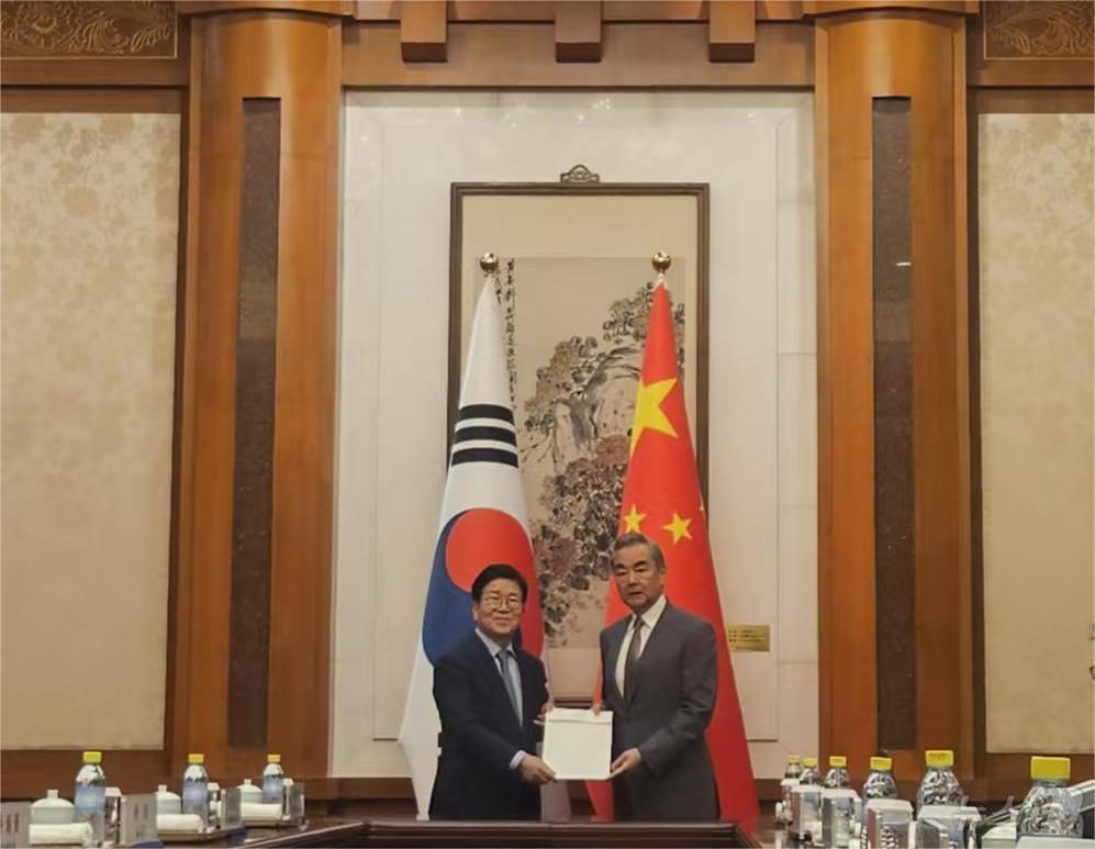 본문 이미지 - 박병석 전 국회의장을 단장으로 하는 대통령 특사단이 24일 베이징 댜오위타이 국빈관에서 왕이 외교부장을 만나 친서를 전달한 후 기념촬영을 하고 있다, (베이징특파원 공동취재단) ⓒ News1 정은지 특파원