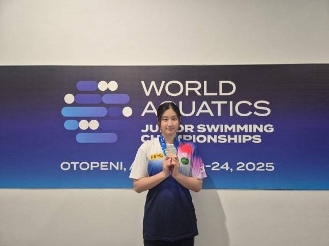 본문 이미지 - 세계주니어선수권에서 은메달을 목에 건 김승원.(대한수영연맹 제공)