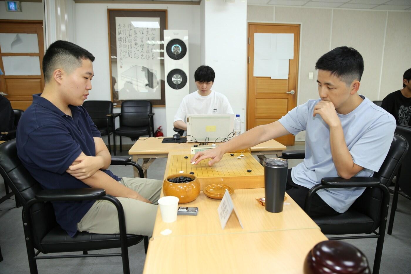 삼성화재배 월드바둑마스터스 본선에 진출한 김지석 9단(오른쪽). (한국기원 제공)