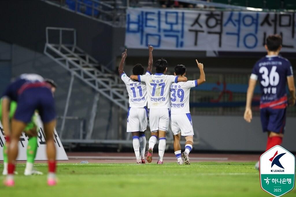본문 이미지 - K리그2 선두를 질주하는 인천 유나이티드. (한국프로축구연맹 제공)