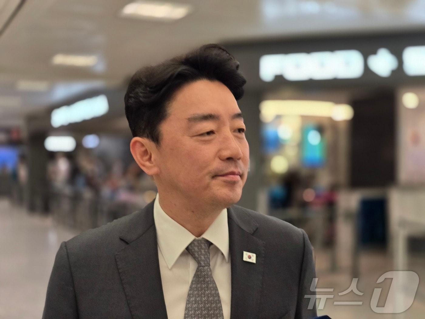 본문 이미지 - 강훈식 대통령실 비서실장이 24일(현지시간) 워싱턴DC 인근 덜레스 국제공항을 통해 입국하면서 오는 25일 한미 정상회담을 앞두고 방미한 배경에 대해 밝히고 있다. 2025.08.24. ⓒ News1 류정민 특파원