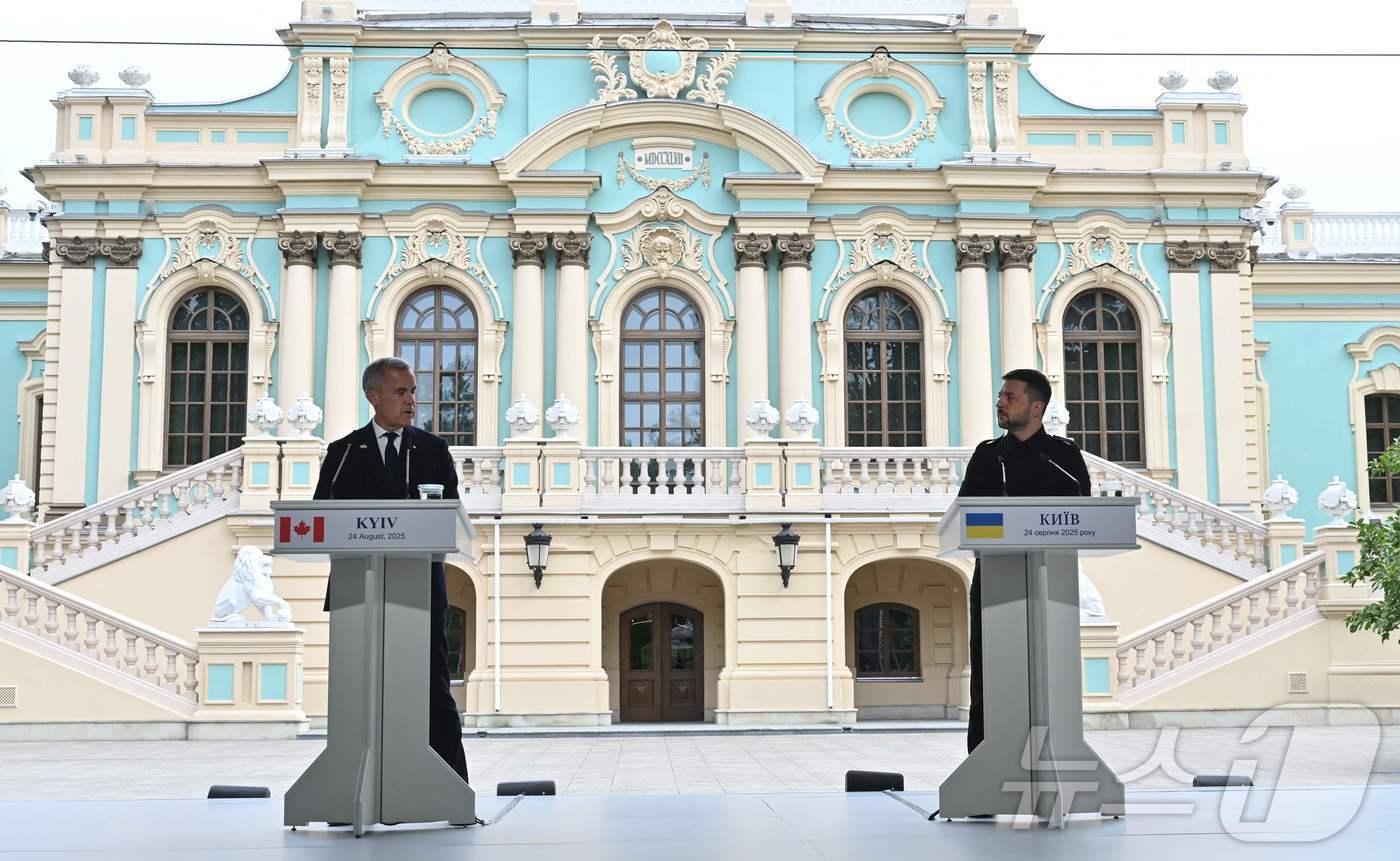 24일 러시아의 침공이 계속되는 가운데 우크라이나 키이우 마리인스키 궁에서 열린 공동 기자회견에서 볼로디미르 젤렌스키 우크라이나 대통령&#40;오른쪽&#41;과 마크 카니 캐나다 총리가 발언하고 있다.2025.8.24ⓒ AFP=뉴스1