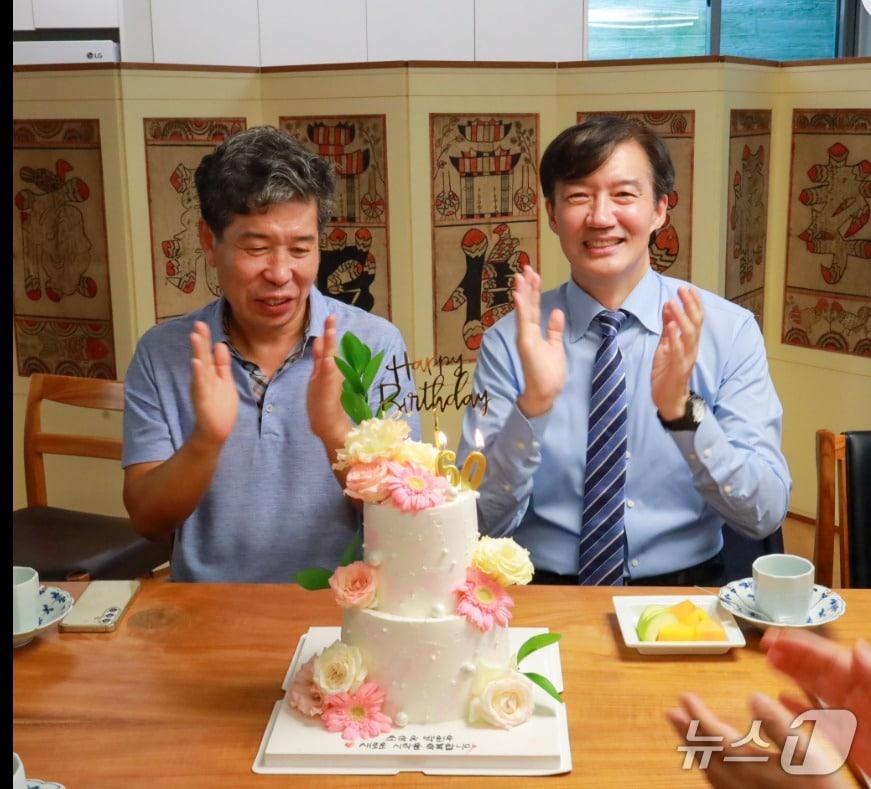 본문 이미지 -  올해 광복절  특사로 사면복권된 조국 전 조국혁신당 대표와 백원우 전 청와대 민정비서관이 24일 문재인 전 대통령이 마련한  환갑 축하 케이크를 앞에 두고 조촐한 환갑잔치를 하고 있는 모습. &#40;SNSⓒ 뉴스1 갈무리&#41;   