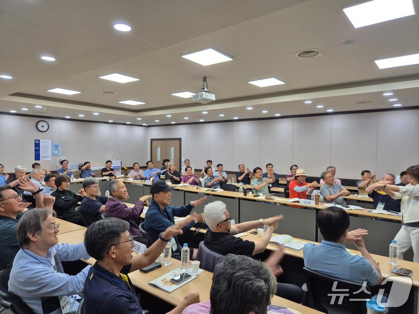 본문 이미지 - 2025년 제1기 전통나눔 할아버지 신규 교육 사진