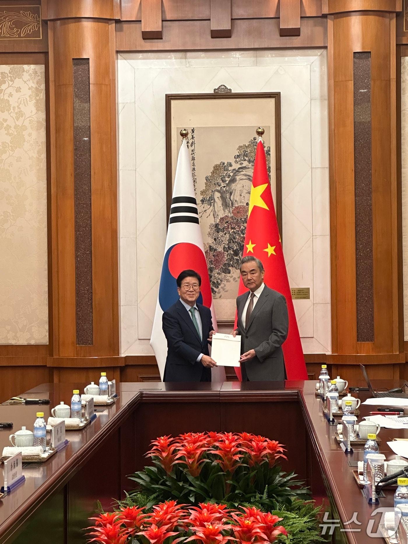본문 이미지 - 박병석 전 국회의장을 단장으로 하는 대통령 중국 특사단은 한중 수교 33주년이 되는 24일 왕이 중공중앙정치국위원 겸 중앙외사공작위원회 판공실 주임과 북경 조어대에서 면담 및 만찬을 가졌다. 2025.08.25. &#40;외교부 제공&#41;