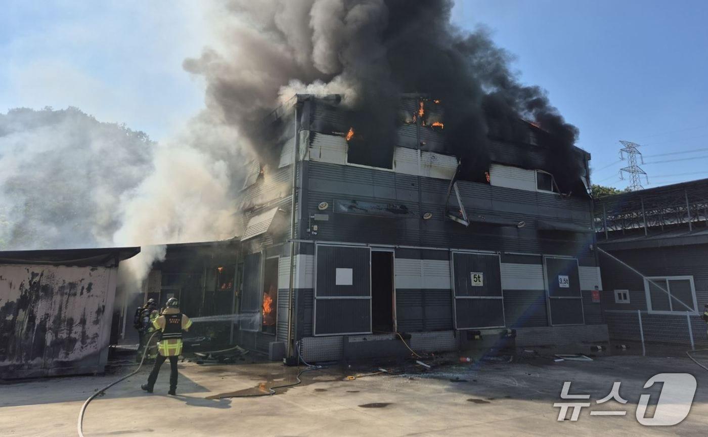 24일 오후 3시 11분쯤 경북 칠곡군 지천면 연화리 육계 가공 공장에서 불이 나 소방 당국이 진화하고 있다.&#40;경북소방본부 제공.재판매 및 DB 금지&#41;2025.8.25/뉴스1