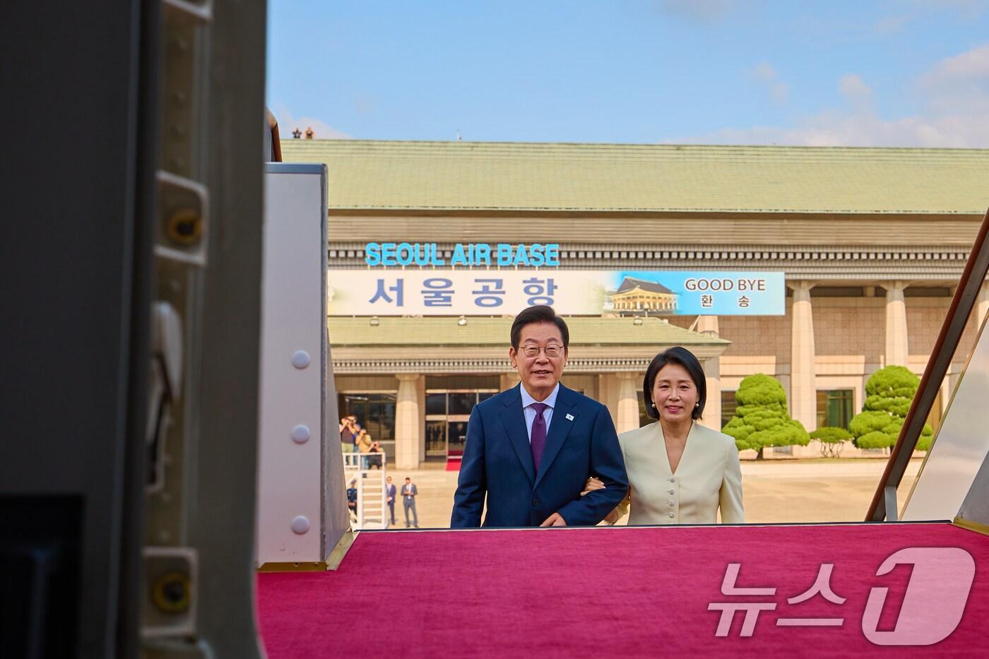 이재명 대통령과 김혜경 여사가 일본·미국 정상과 순차 정상회담 참석을 위해 지난 23일 경기도 성남 서울공항에서 출국하고 있다. (이재명 대통령 SNS. 재판매 및 DB금지) 2025.8.25/뉴스1 ⓒ News1 이재명 기자
