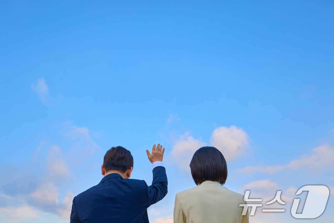 이재명 대통령과 김혜경 여사가 일본·미국 정상과 순차 정상회담 참석을 위해 지난 23일 경기도 성남 서울공항에서 출국하고 있다. &#40;이재명 대통령 SNS. 재판매 및 DB금지&#41; 2025.8.25/뉴스1 ⓒ News1 이재명 기자