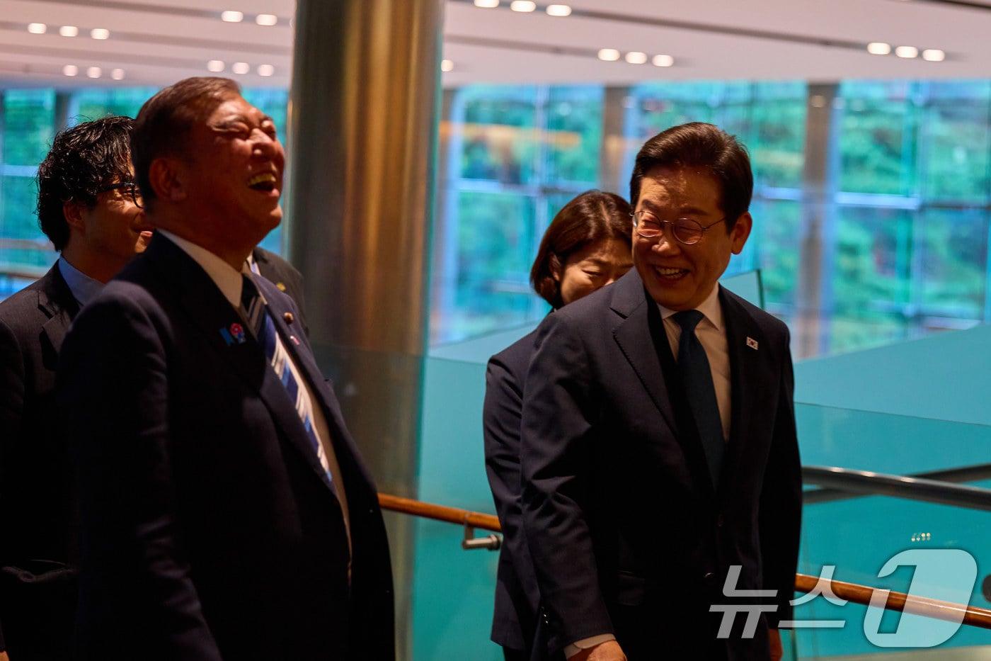 이재명 대통령과 이시바 시게루 일본 총리가 지난달 23일 일본 도쿄 총리 관저에서 회담을 갖기 위해 발걸음을 옮기고 있다. &#40;이재명 대통령 SNS. 재판매 및 DB금지&#41; 2025.8.25/뉴스1 ⓒ News1 이재명 기자