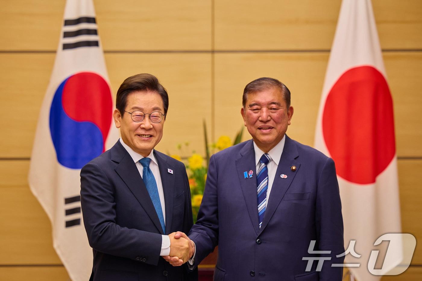 이재명 대통령과 이시바 시게루 일본 총리가 23일&#40;현지시간&#41; 일본 도쿄 총리 관저에서 소인수 정상회담에 앞서 기념촬영을 하고 있다. &#40;이재명 대통령 SNS. 재판매 및 DB금지&#41; 2025.8.25/뉴스1 ⓒ News1 이재명 기자