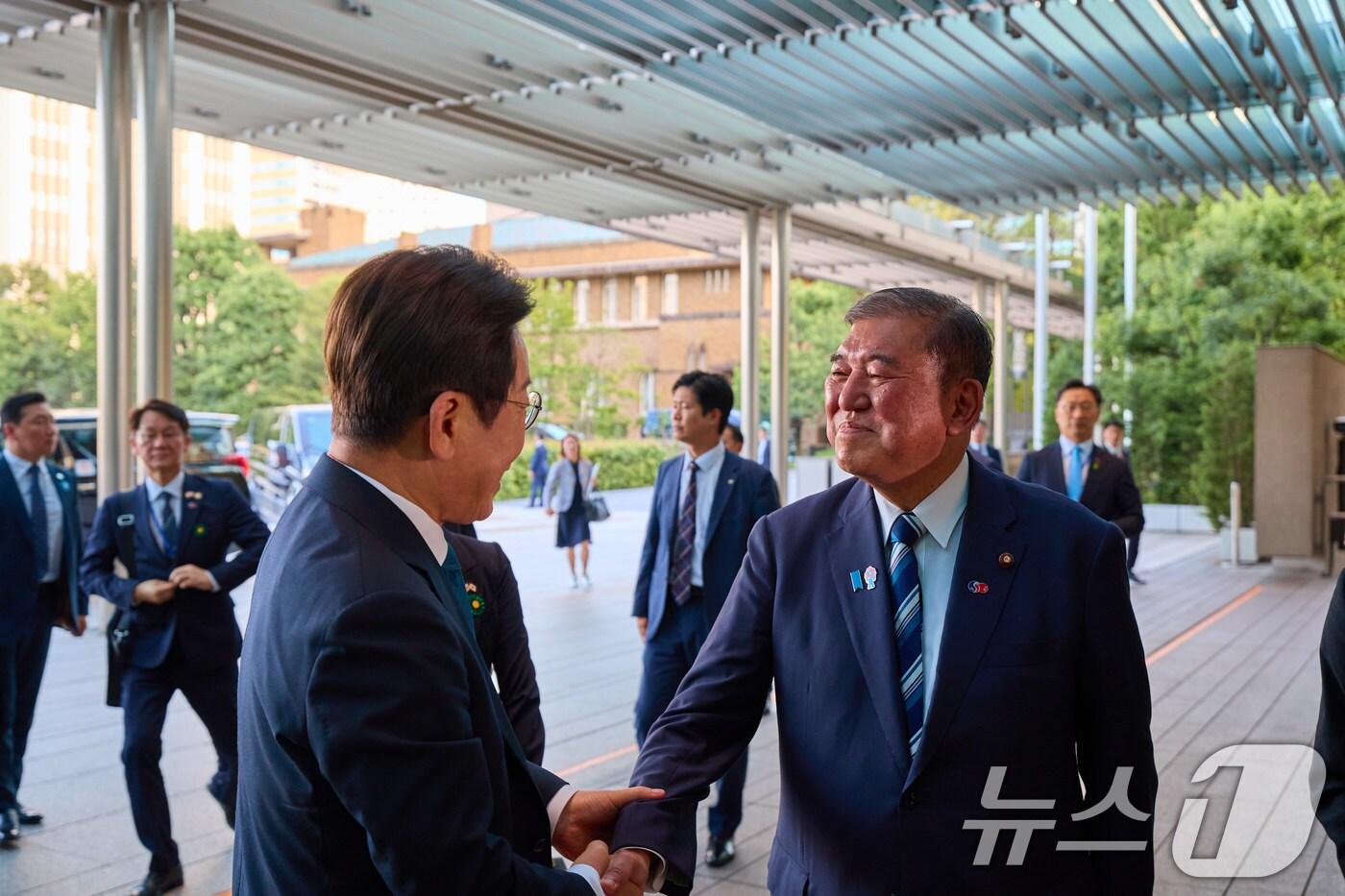 이재명 대통령과 이시바 시게루 일본 총리가 지난달 23일(현지시간) 일본 도쿄 총리 관저에서 만나 악수하고 있다. (이재명 대통령 SNS. 재판매 및 DB금지) 2025.8.25/뉴스1 ⓒ News1 이재명 기자