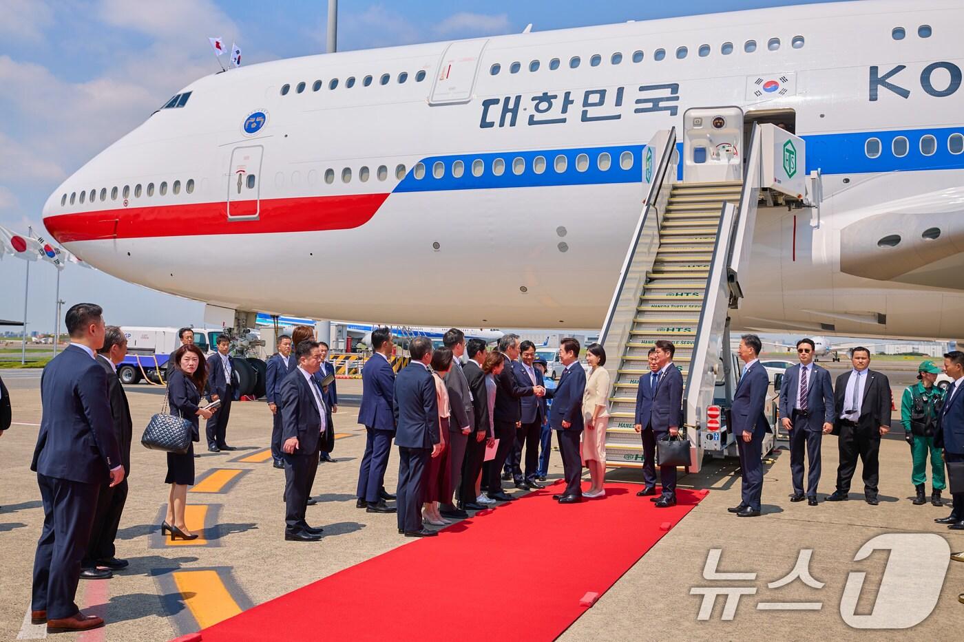이재명 대통령과 김혜경 여사가 23일&#40;현지시간&#41; 이시바 시게루 총리와 정상회담을 하기 위해 일본 도쿄 하네다 국제공항에 도착하고 있다. &#40;이재명 대통령 SNS. 재판매 및 DB금지&#41; ⓒ News1 이재명 기자