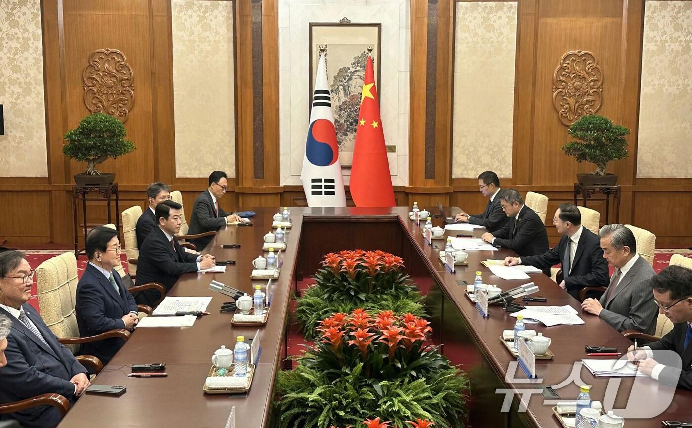 박병석 전 국회의장을 단장으로 하는 이재명 대통령의 중국 특사단이 한중 수교 33주년이 되는 24일 베이징 댜오위타이 국빈관에서 왕이 중국 외교부장과 면담을 갖고 있다. (외교부 제공. 재판매 및 DB금지) 2025.8.25/뉴스1 ⓒ News1 임세영 기자