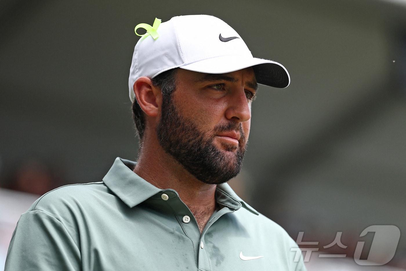 25일&#40;한국시간&#41; PGA 투어 챔피언십 최종 라운드에서 모자에 리본을 달고 경기를 치른 스코티 셰플러&#40;미국&#41;. ⓒ AFP=뉴스1