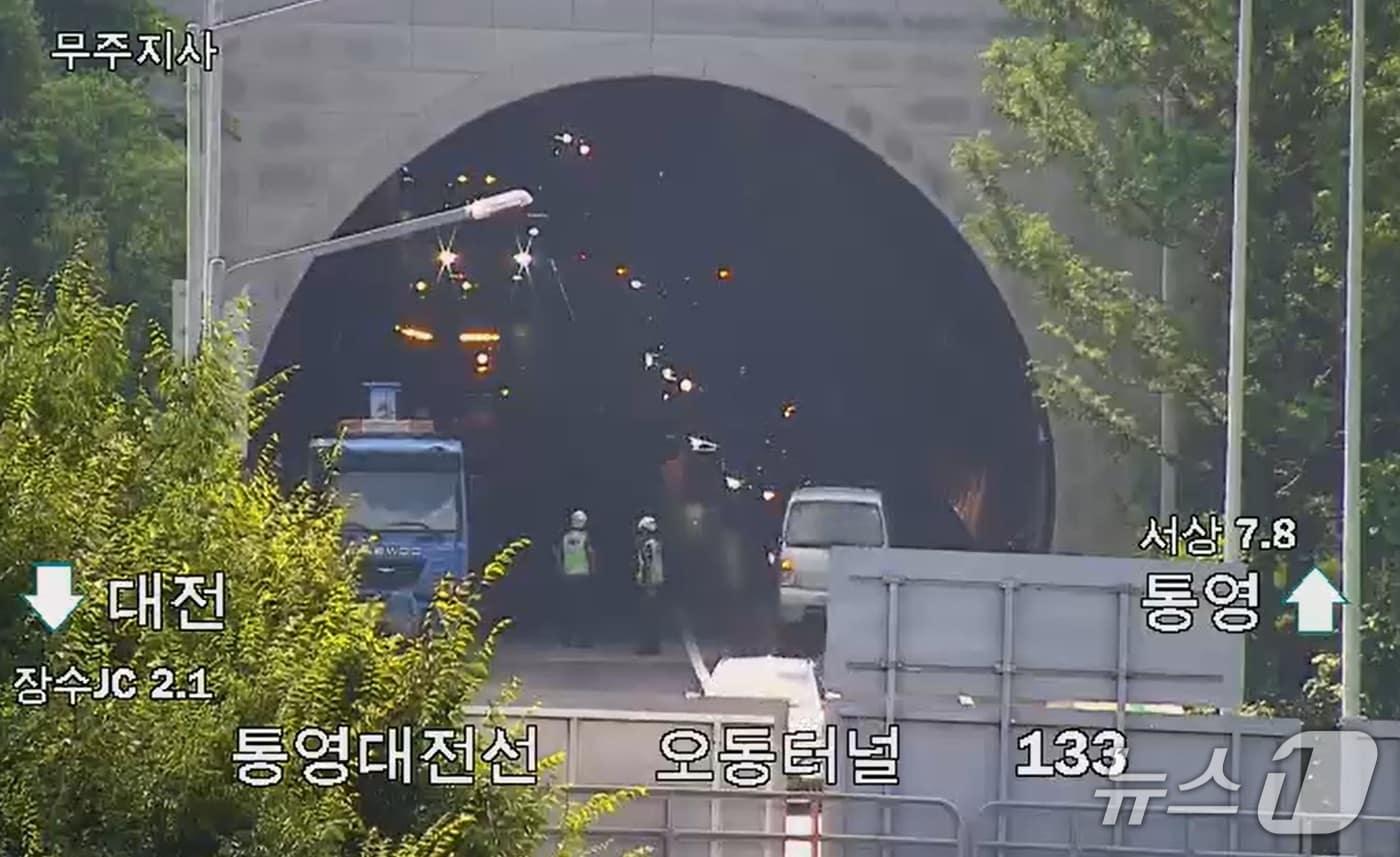 25일 오전 사고가 발생한 대전~통영간 고속도로 장수~서상 구간 오동터널 CCTV 화면(한국도로공사 제공. 재판매 및 DB금지) 2025.8.25