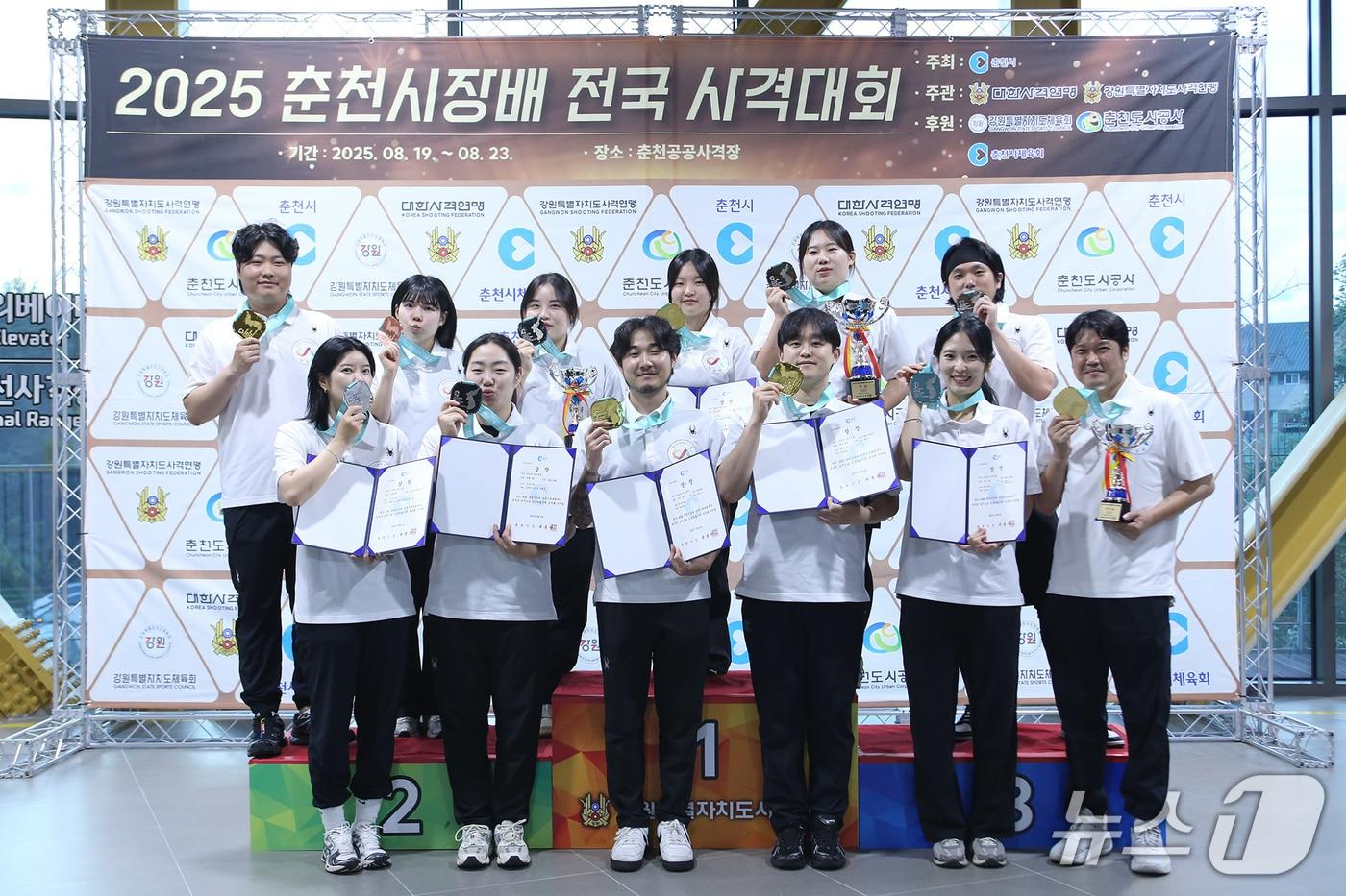 서산시청 사격팀 선수들이 지난 19일부터 23일까지 열린 춘천시장배 전국 사격대회에서 메달 획득을 축하하며 기념촬영을 하고 있다.(서산시 제공. 재판매 및 DB금지)2025.8.25/뉴스1