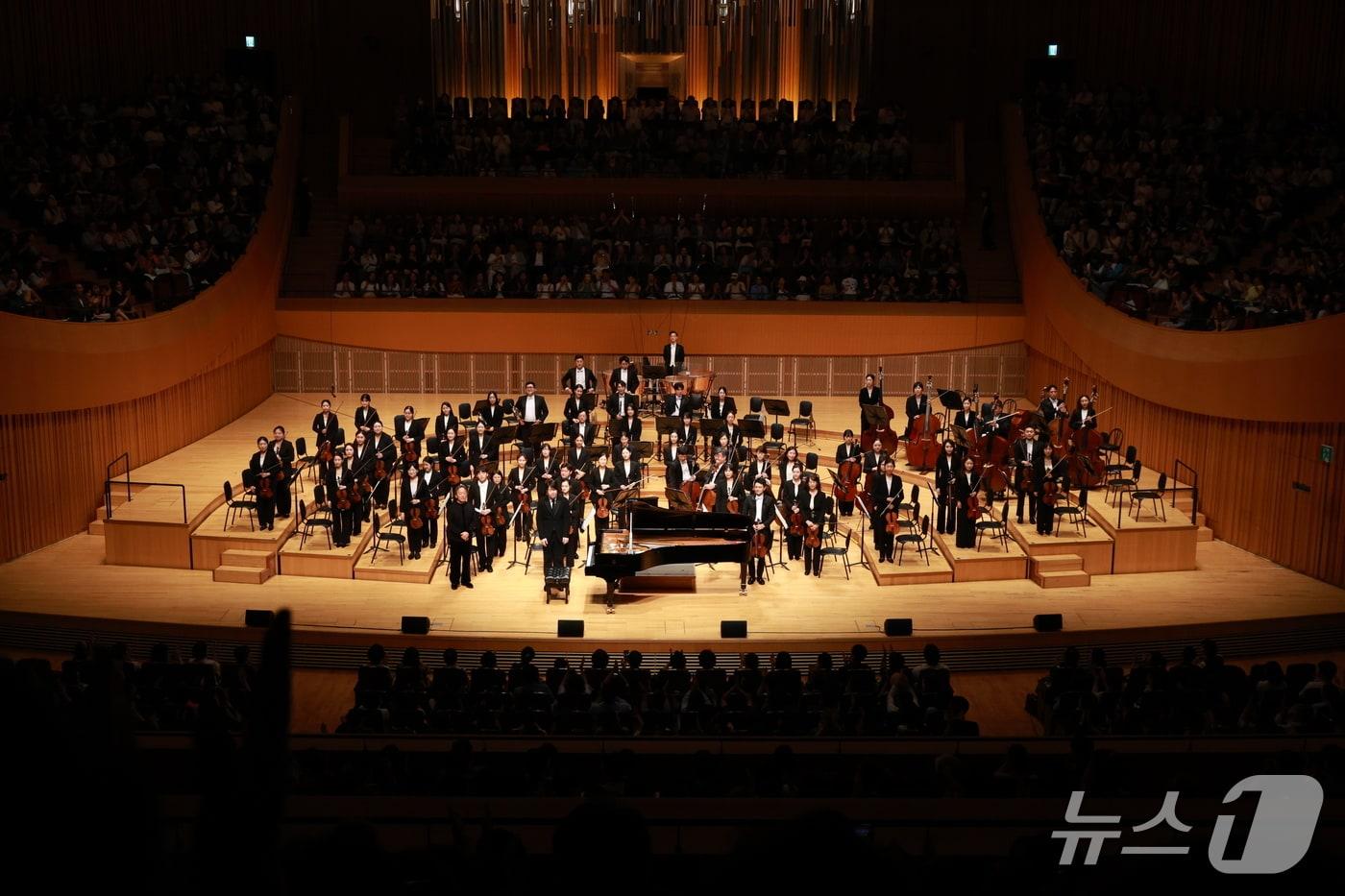 세계적인 마에스트로 정명훈과 박재홍 피아니스트, KBS교향악단이 지난 20일 서울 송파구 롯데콘서트홀에서 열린 '2025 교보 노블리에 콘서트'에서 관객들에게 인사하고 있다./사진제공=교보생명