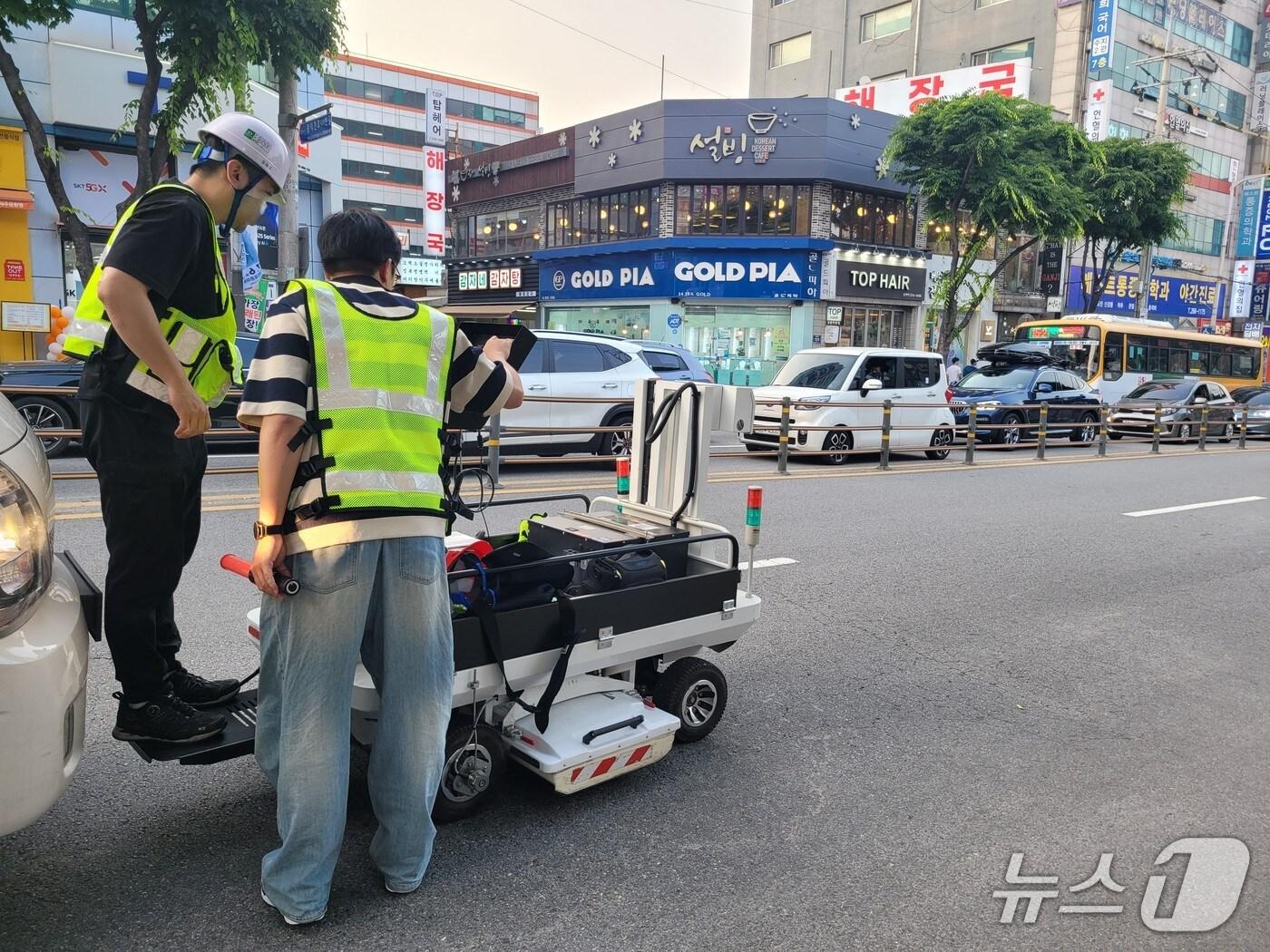 본문 이미지 - 용인시 관계자가 지표투과레이더&#40;GPR&#41;로 도로 밑 상황을 확인하고 있는 모습.&#40;용인시 제공&#41;