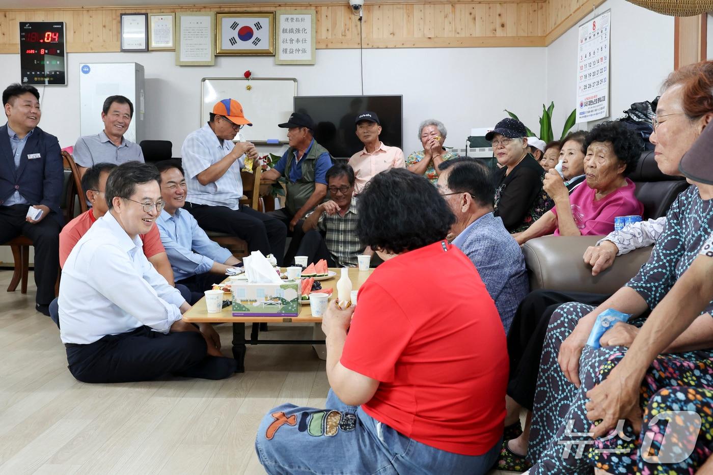 지난 20일 오후 내기1리 마을회관&#40;무더위쉼터&#41;을 방문한 김동연 경기도지사가 간담회에 참석한 도민들과 이야기를 나누고 있다.&#40;경기도 제공. 재판매 및 DB금지&#41;