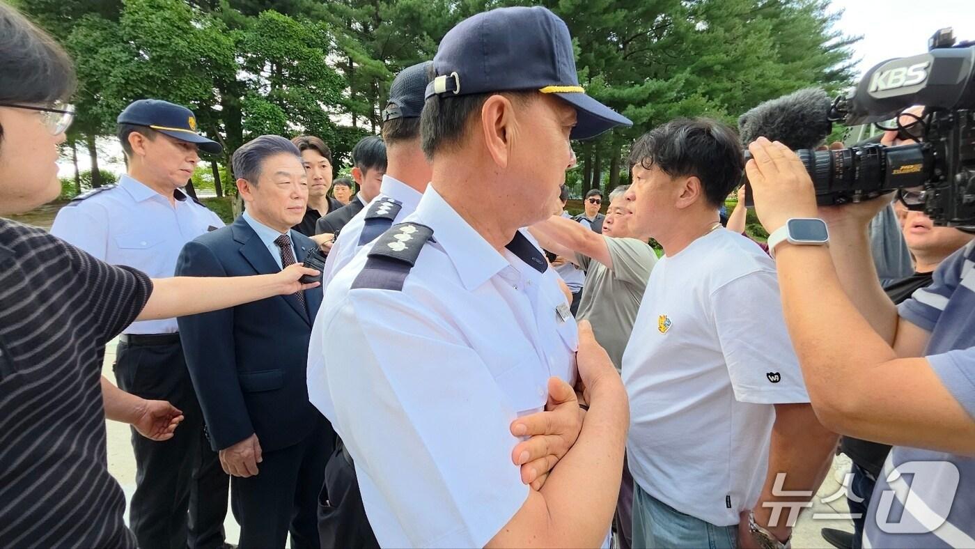 출근 저지당한 김형석 독립기념관장. /뉴스1