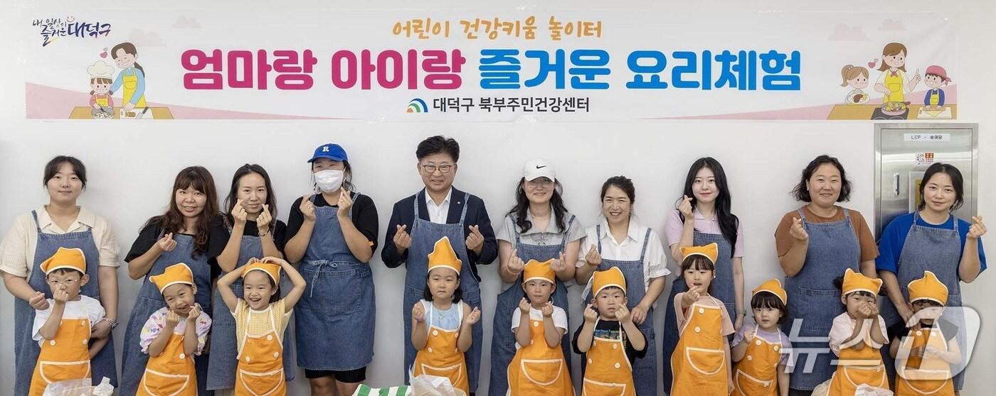 최충규 대전구청장이 참여자들과 기념촬영 하고 있다.(대덕구 제공. 재판매 및 DB금지)/뉴스1