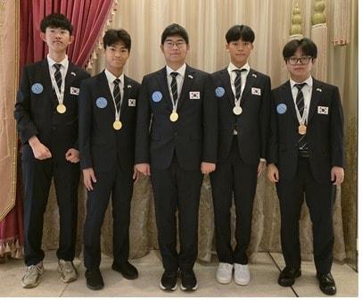 본문 이미지 - 제18회 국제천문 및 천체물리올림피아드에서 한국대표단이 금메달 3개·은메달 1개·동메달 1개를 획득했다. 한국대표단 메달 시상식 기념 촬영 모습. &#40;왼쪽부터&#41; 정태훈, 오승민, 민지호, 유찬영, 이용건 학생. &#40;과기정통부 제공&#41;