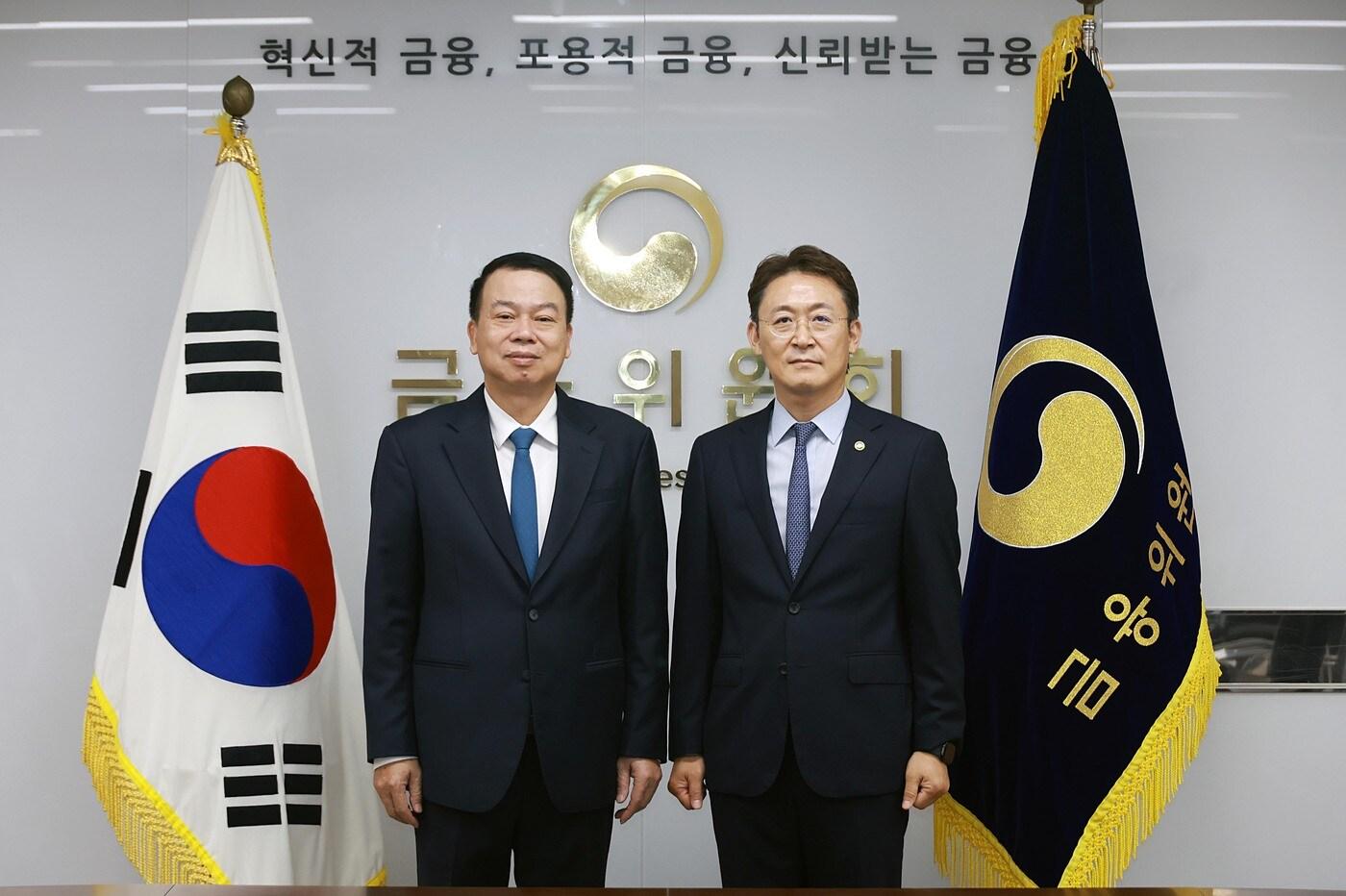 권대영 금융위원회 부위원장이 25일 오전 서울 종로구 정부서울청사에서 응우옌 득 치(Nguyễn Đức Chi) 베트남 재무부 차관과 자본시장 협력을 중심으로 논의했다.(금융위 제공).