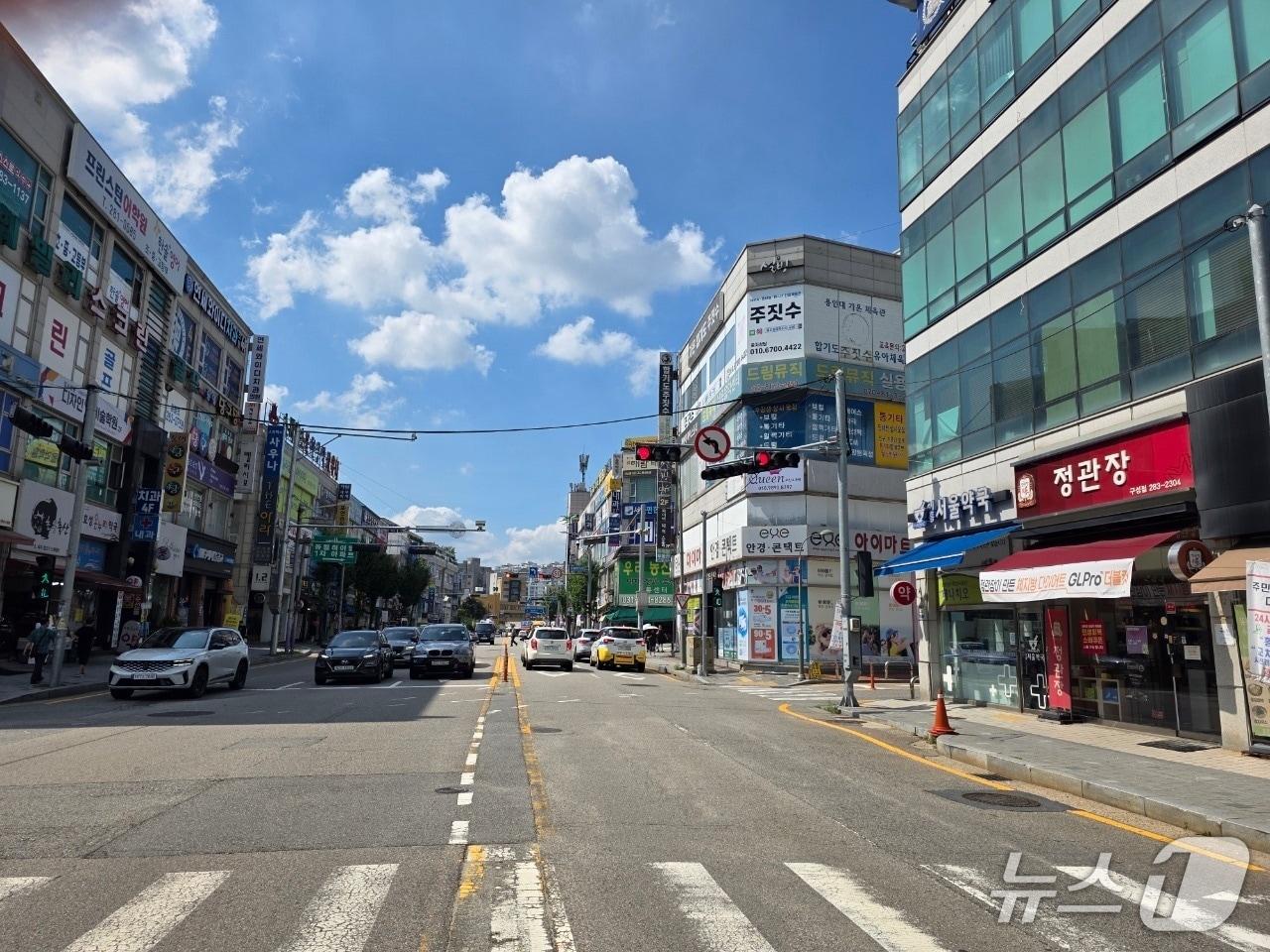 본문 이미지 - 용인시가 제15호 골목형상점가로 지정한 &#39;구성언남&#39; 상권 전경.&#40;용인시 제공&#41;