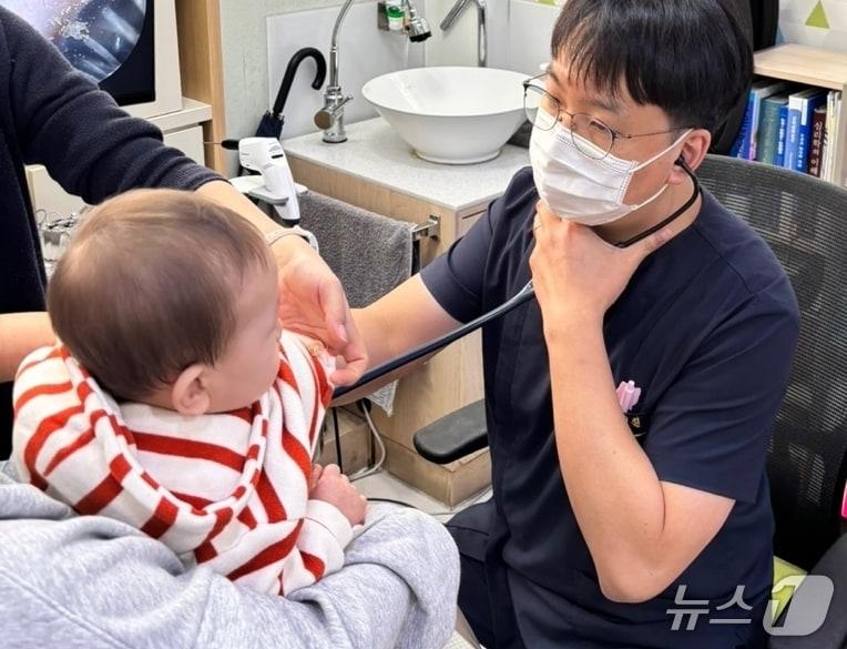 본문 이미지 - 형곡 연합 소아청소년과의원 진료모습&#40;구미시 제공. 재판매 및 DB금지&#41;/뉴스1