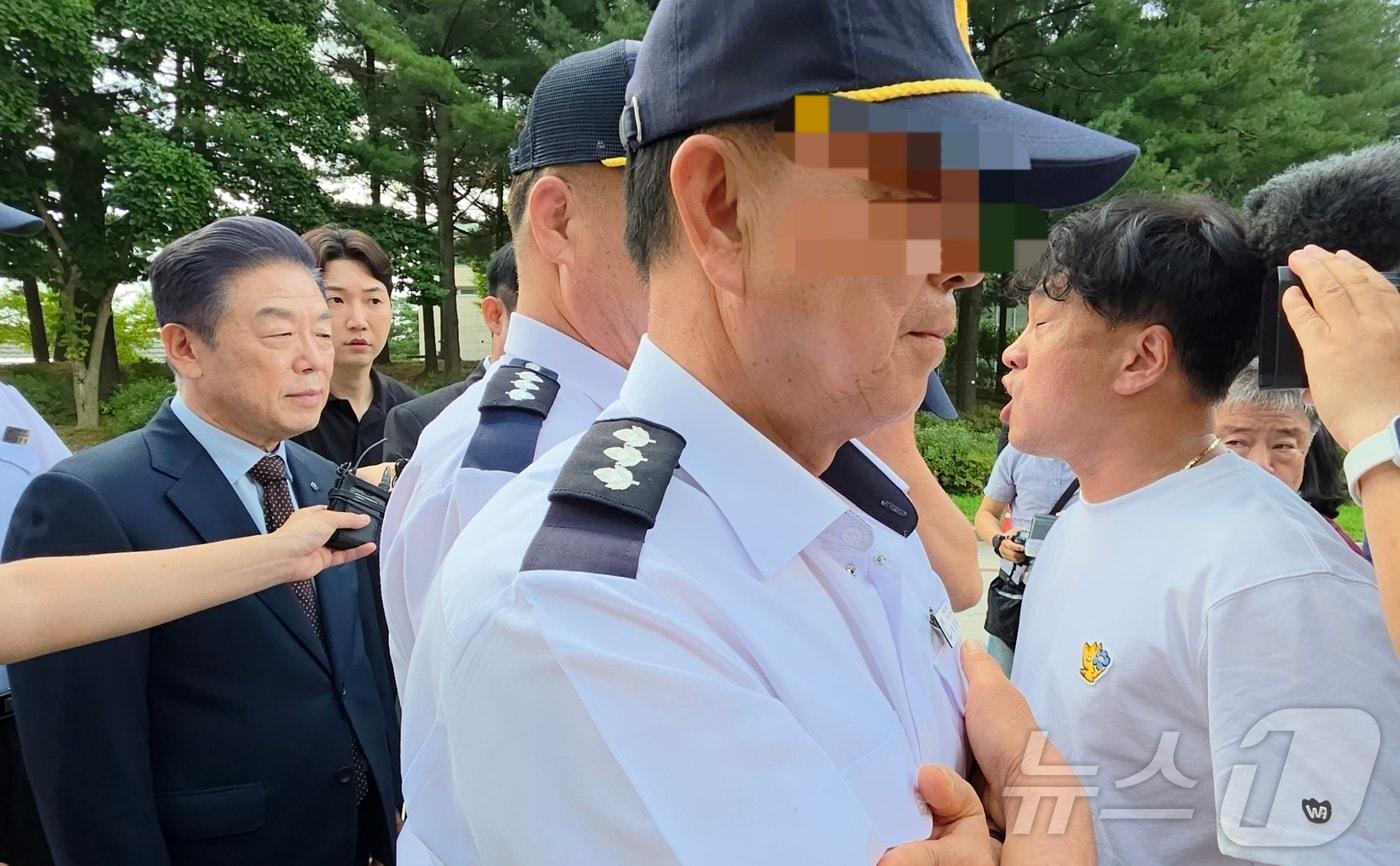 25일 독립기념관 겨레누리관 앞에서 출근하려는 김형석 관장을 독립운동가 후손이 막아서고 있다. 2025.8.25/뉴스1 ⓒ News1 이시우 기자