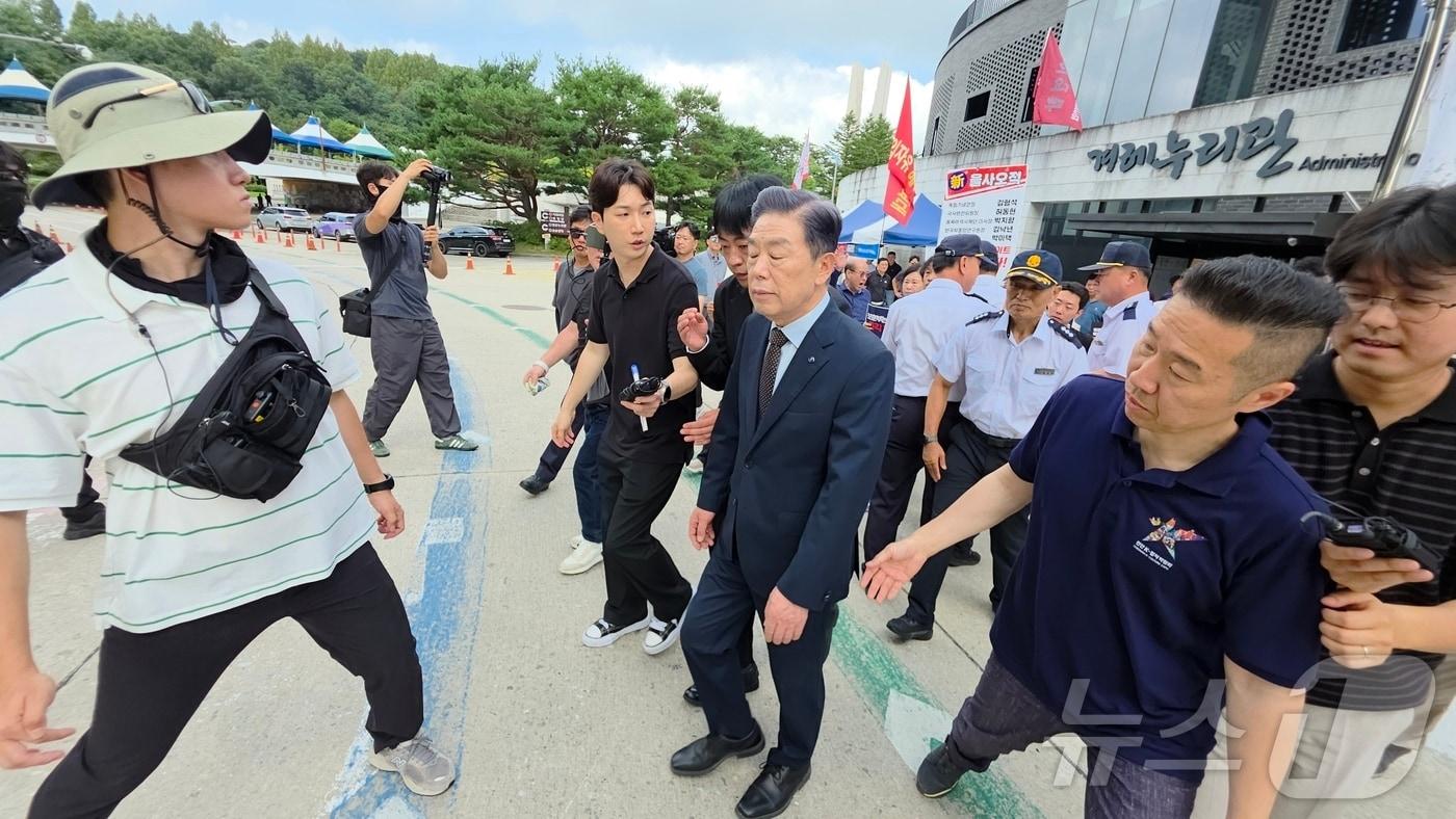 김형석 독립기념관장이 25일 천안 독립기념관으로 출근을 하다가 독립운동가 후손들의 출근저지에 발길을 돌리고 있다. 2025.8.25/뉴스1 ⓒ News1 이시우 기자