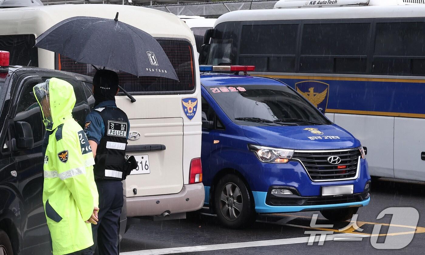 구속된 김건희 여사를 태운 호송차가 25일 오전 소환조사를 위해 서울 종로구에 마련된 김건희 특검팀(특별검사 민중기) 사무실로 들어가고 있다. 2025.8.25/뉴스1 ⓒ News1 김성진 기자