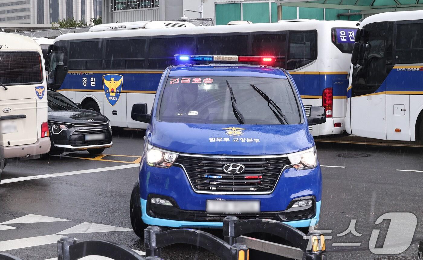 구속된 김건희 여사를 태운 호송차가 25일 오전 소환조사를 위해 서울 종로구에 마련된 김건희 특검팀(특별검사 민중기) 사무실로 들어가고 있다. 2025.8.25/뉴스1 ⓒ News1 김성진 기자