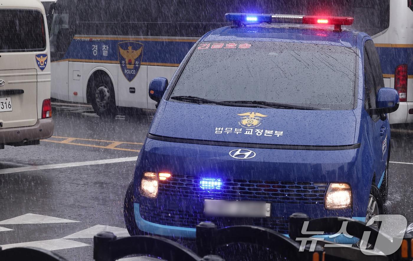 구속된 &#39;건진법사&#39; 전성배 씨를 태운 호송차가 25일 오전 소환조사를 위해 서울 종로구에 마련된 김건희 특검팀&#40;특별검사 민중기&#41; 사무실로 들어가고 있다. 2025.8.25/뉴스1 ⓒ News1 김성진 기자