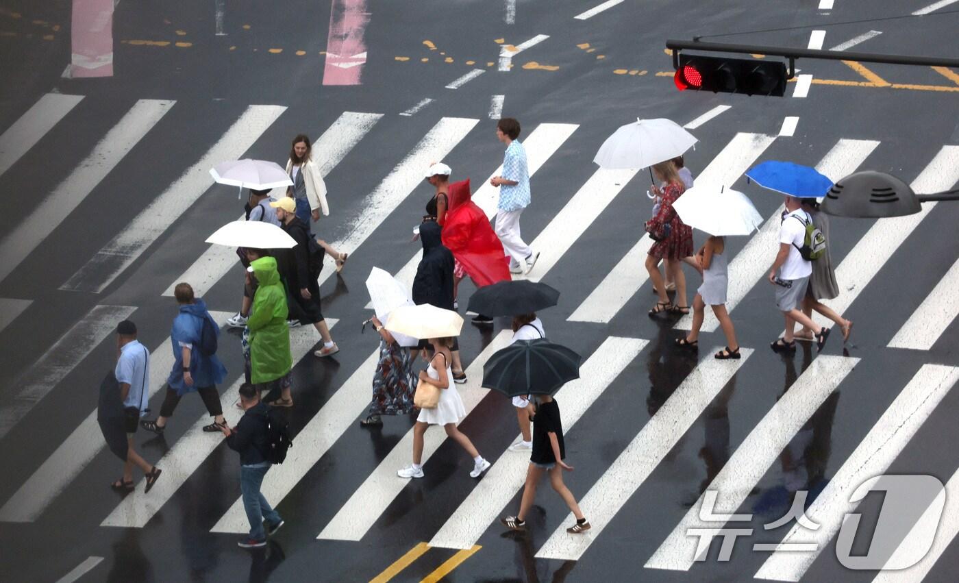 지난 25일 오전 서울 종로구 광화문광장 인근에서 우산을 쓴 외국인 관광객들이 발걸음을 옮기고 있다.  2025.8.25/뉴스1 ⓒ News1 임세영 기자