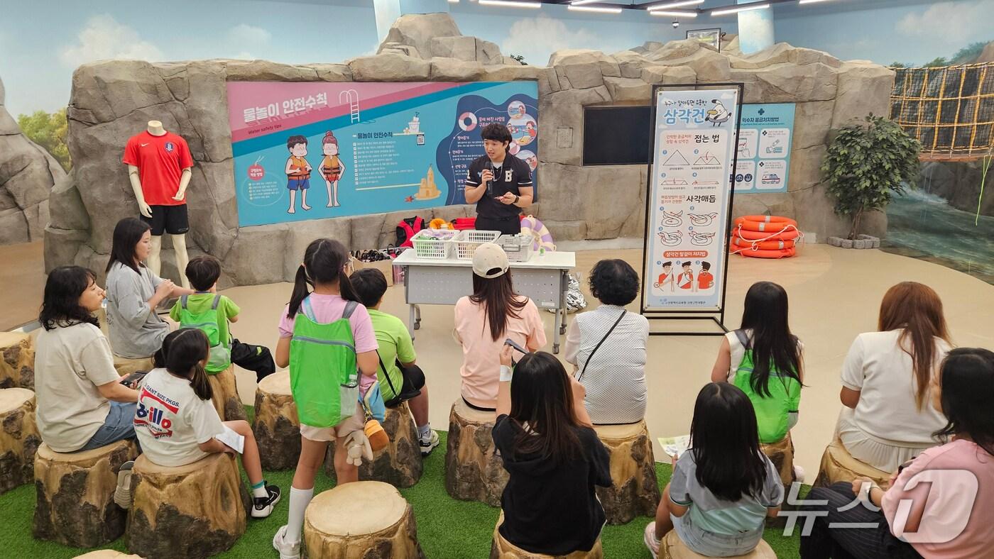 학생들이 부산학생안전체험관의 '우리가족 안전캠프와 가족·일반인 안전체험'에 참여하고 있다.(부산시교육청 제공. 재판매 및 DB금지)