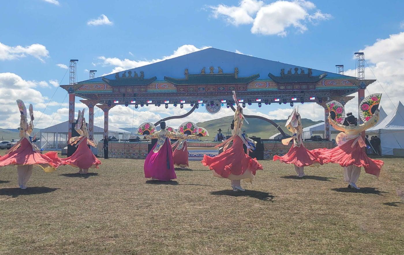 '2025년 노마드 세계문화축제'에 초청된 서천군립무용단이 전통무용을 선보이는 모습.(서천군 제공. 재판매 및 DB금지)/뉴스1 