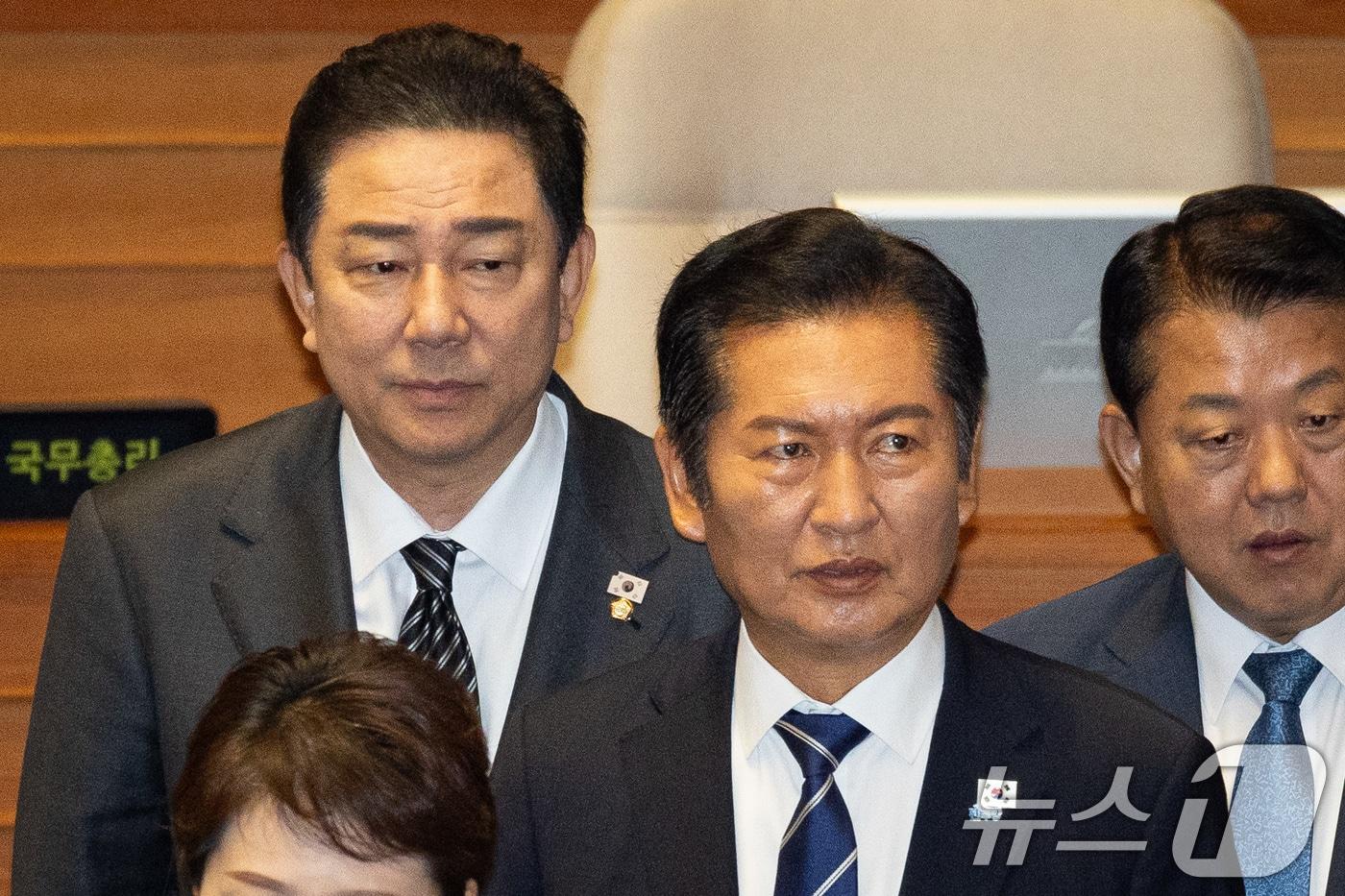 정청래 더불어민주당 대표와 김병기 원내대표가 25일 서울 여의도 국회에서 열린 제428회 국회(임시회) 제2차 본회의에서 상법 일부개정법률안에 대한 무제한 토론 종결 동의의 건 표결을 위해 이동하고 있다. 2025.8.25/뉴스1 ⓒ News1 유승관 기자