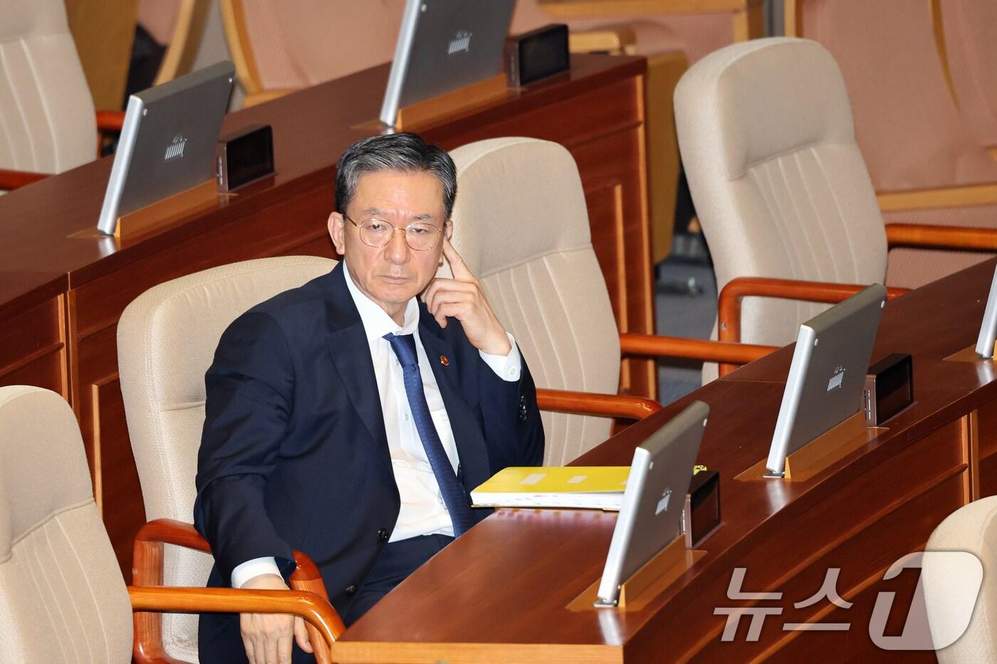 정성호 법무부 장관이 25일 오전 서울 여의도 국회에서 열린 제428회 국회(임시회) 제2차 본회의에 참석하고 있다. 2025.8.25/뉴스1 ⓒ News1 이승배 기자