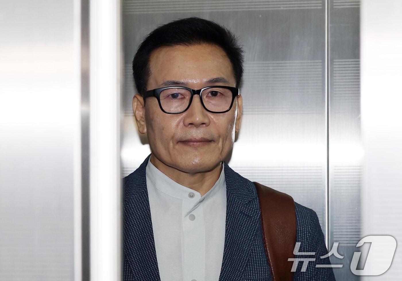 본문 이미지 - 송호종 전 청와대 경호부장이 2025년 8월 25일 오전 서울 서초구 '순직 해병 특검'(이명현 특별검사) 사무실에서 2차 참고인 조사를 받기 위해 출석하고 있다. 송 씨는 '구명로비' 통로로 의심하는 '멋쟁해병' 단체대화방 5명의 구성원 중 한 명이다. ⓒ 뉴스1 오대일 기자