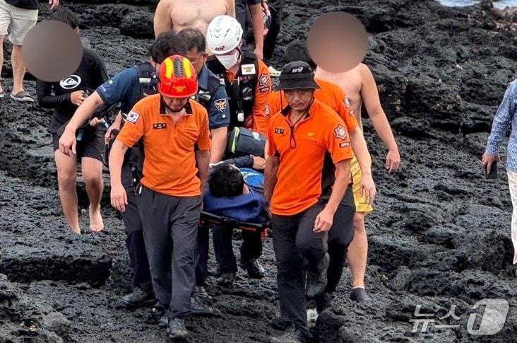 본문 이미지 - 지난 24일 제주시 조천읍 신흥리 앞바다에서 40대 남성이 스노쿨링을 하다 익수하는 사고가 발생했다.(제주도소방안전본부 제공. 재판매 및 DB 금지)